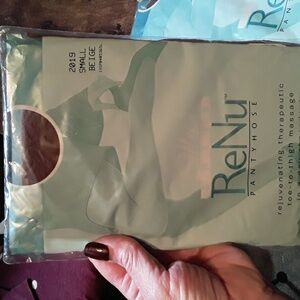 NWT Silkies Sheer ReNu Small Beige Pantyhose All Day Sheer